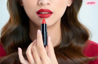 लाल लिपस्टिक : लाल लिपस्टिक प्रत्येक मुलीसाठी परिपूर्ण आहे
