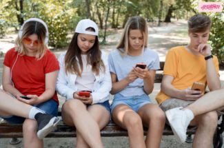 मैत्रीतील समस्या : जनरेशन झेडचा (Gen Z) जास्त वेळ स्क्रीनसमोर घालवल्यामुळे मैत्रीत दुरावा निर्माण होत आहे